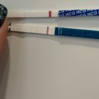 На верхнем написано с первого дня задержки, нижний 3 дня до заде